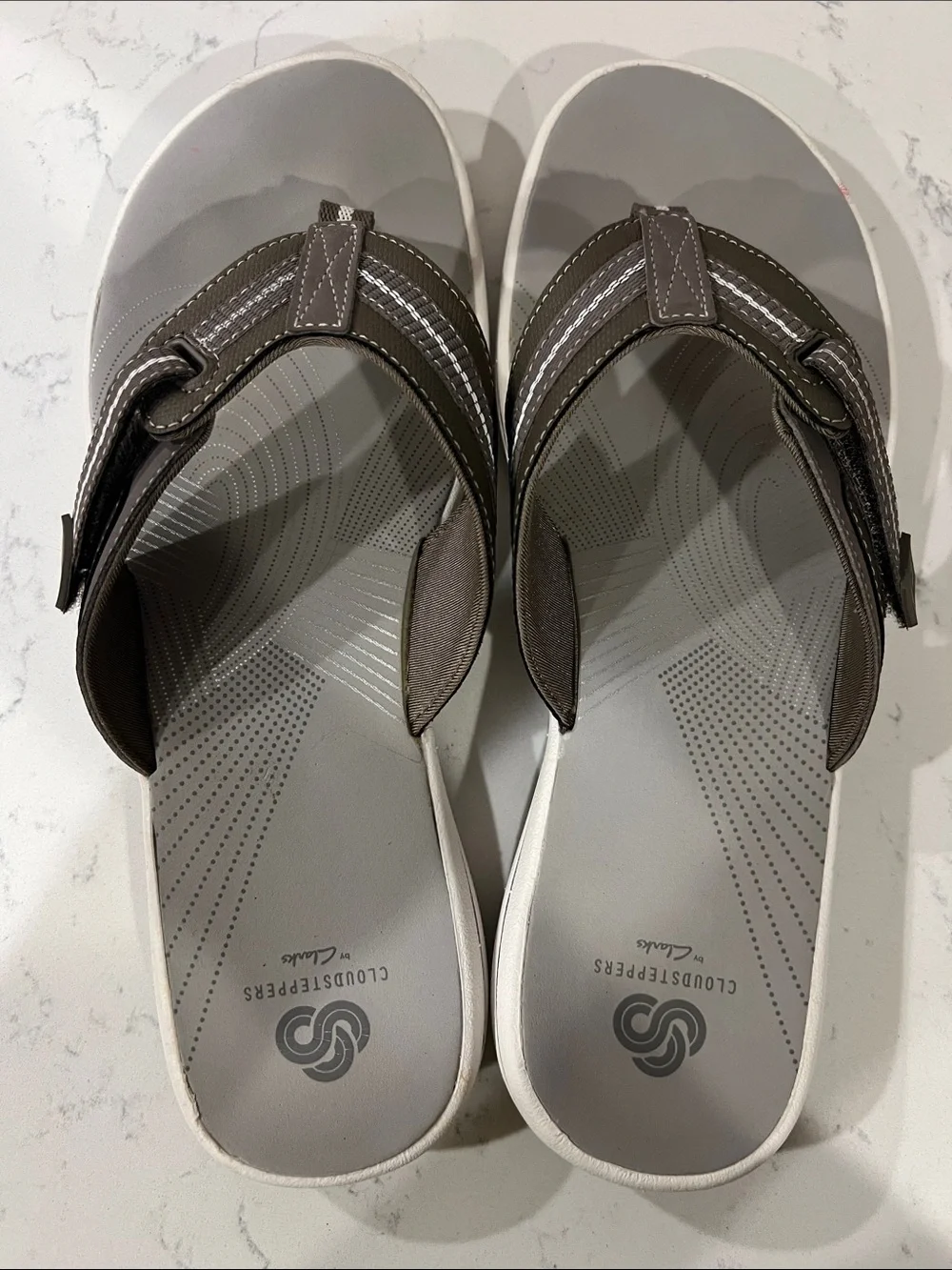Clarks Cloudstepper flip-flop sandals size 10